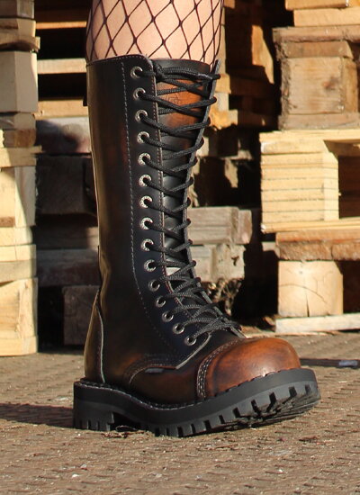 15 Lyukú Bakancs Steel